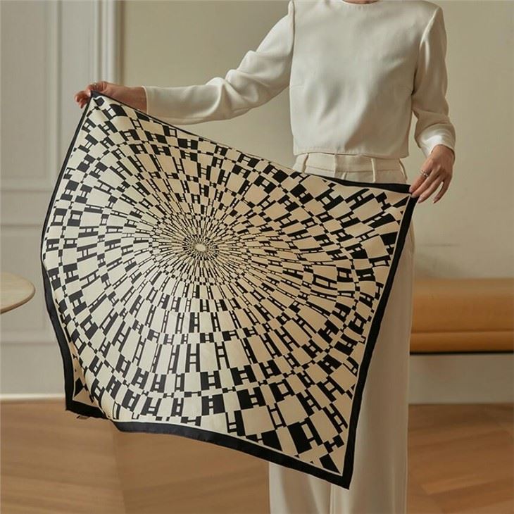 China Custom Lady Silk Scarf supplier